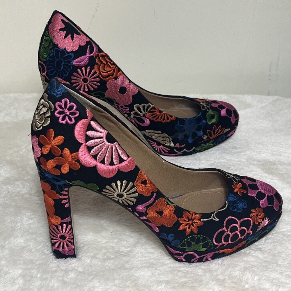 Tahari Brentwood Embroidered Floral Heels Shoes Size 6.5 Round Toe Brocade